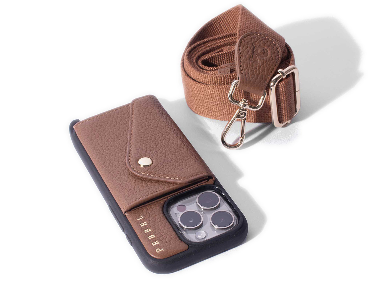 Pebbel Crossbody Case met Hailey Koord - iPhone 14 Plus Hoesje Leer Cognac