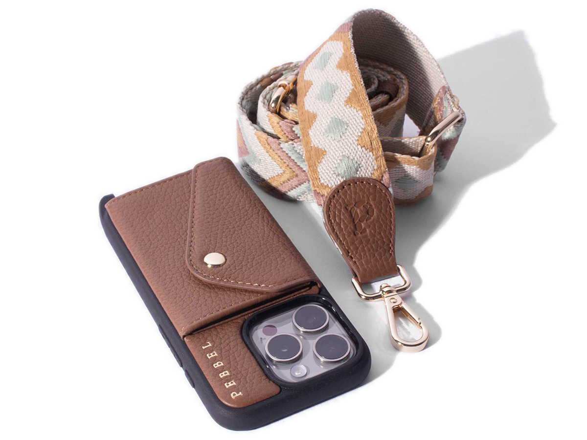 Pebbel Crossbody Case met Indie Koord - iPhone 14 Plus Hoesje Leer Cognac