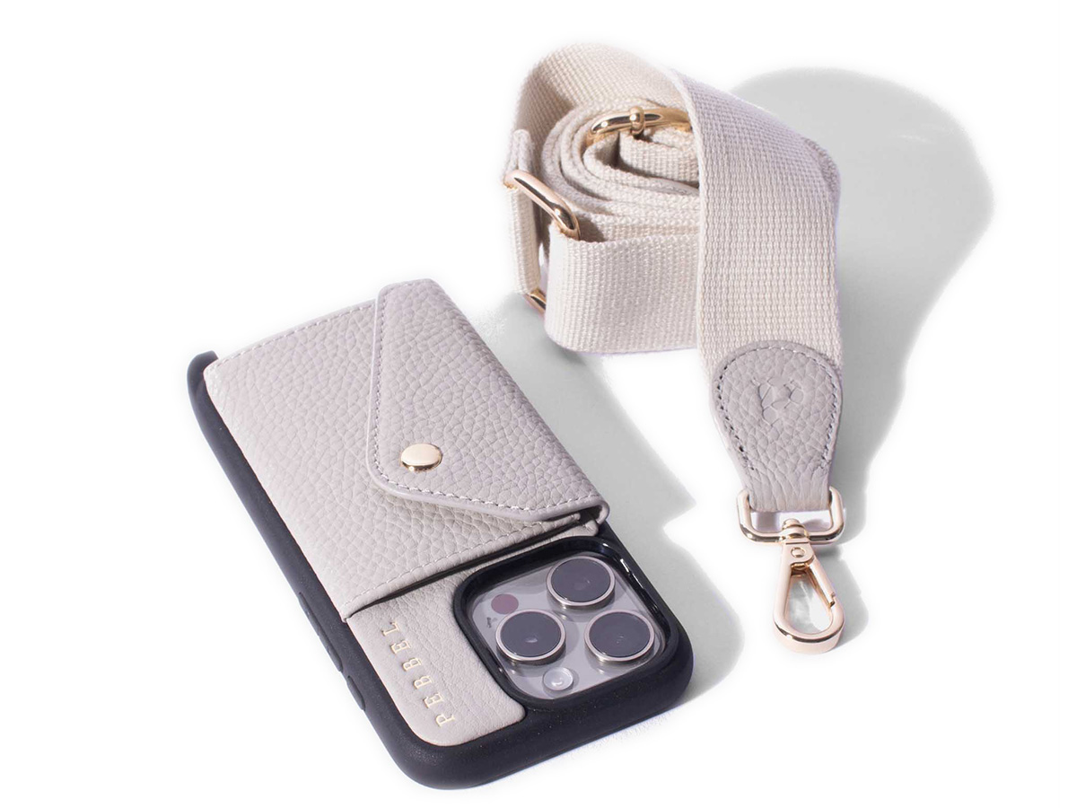 Pebbel Crossbody Case met Hailey Koord - iPhone 14 Plus Hoesje Leer Greige