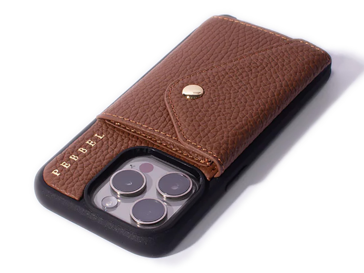 Pebbel Crossbody Case met Hailey Koord - iPhone 15 Hoesje Leer Cognac