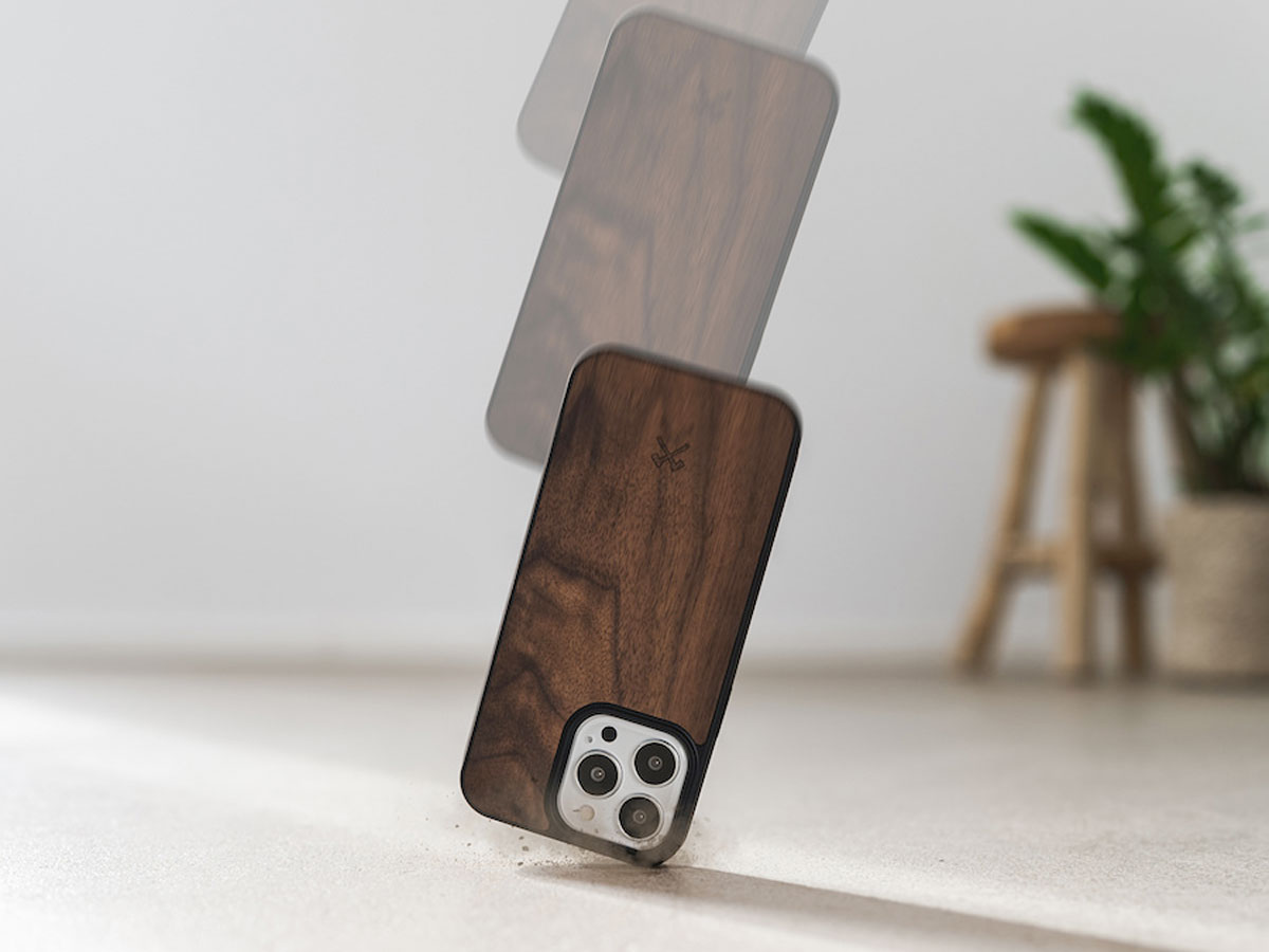 Woodcessories Walnut MagSafe Case - iPhone 15 Pro hoesje van Hout