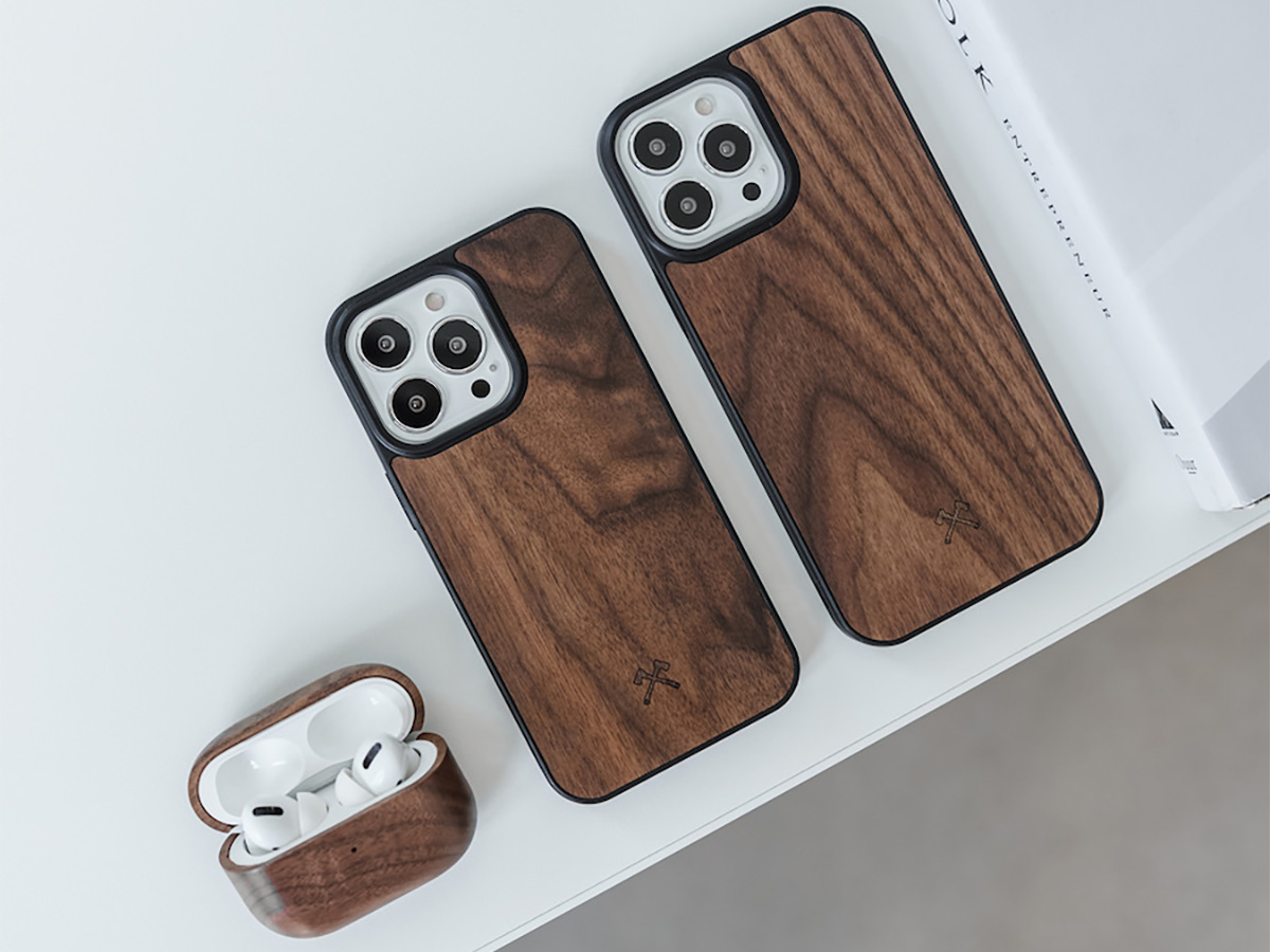 Woodcessories Walnut MagSafe Case - iPhone 15 Pro hoesje van Hout