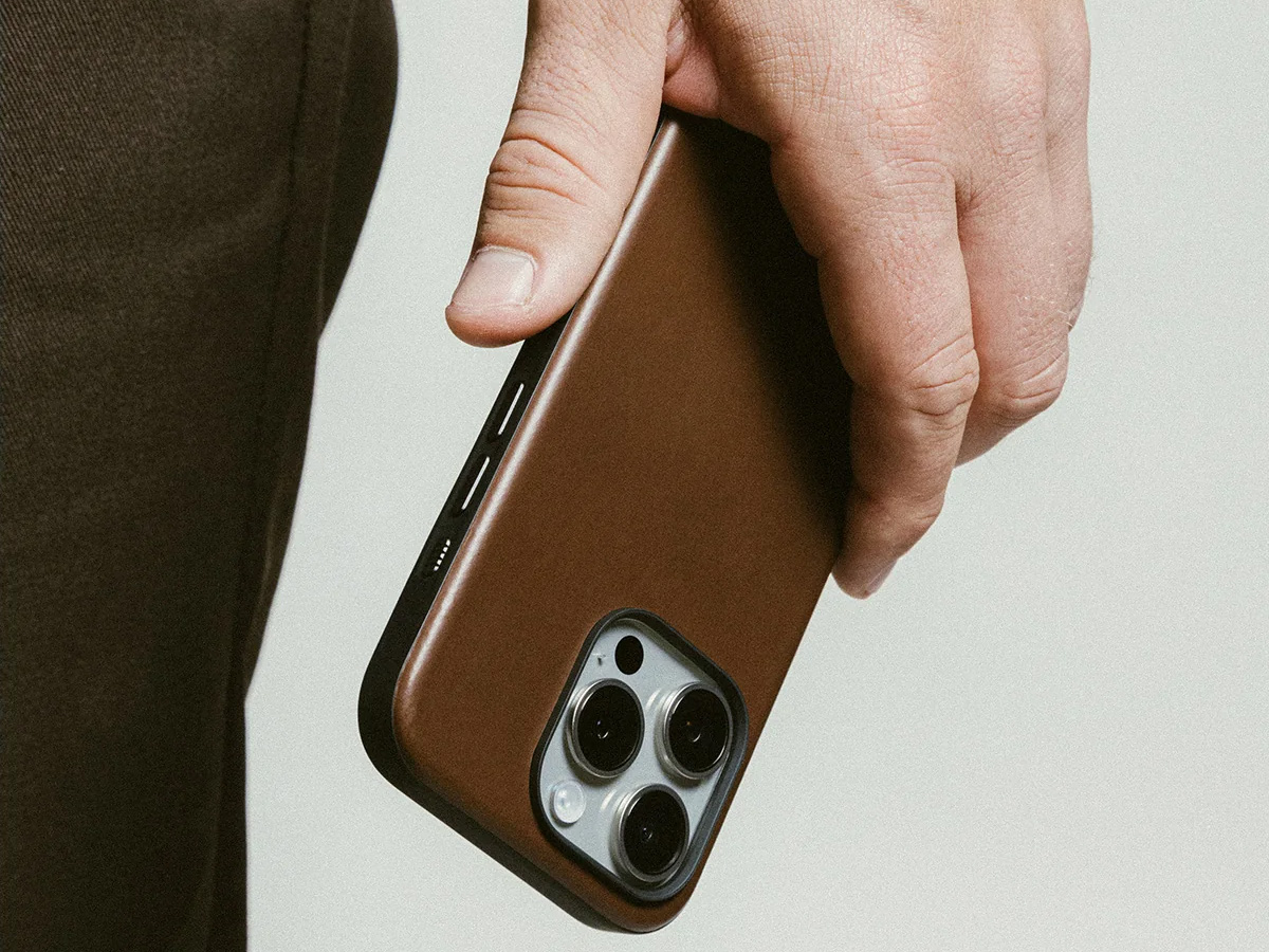 Nomad Modern Leather Case Bruin - iPhone 16 hoesje