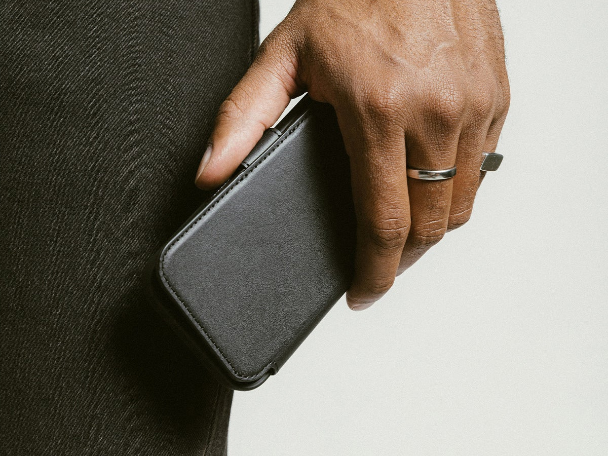 Nomad Modern Leather Folio Zwart - iPhone 16 hoesje