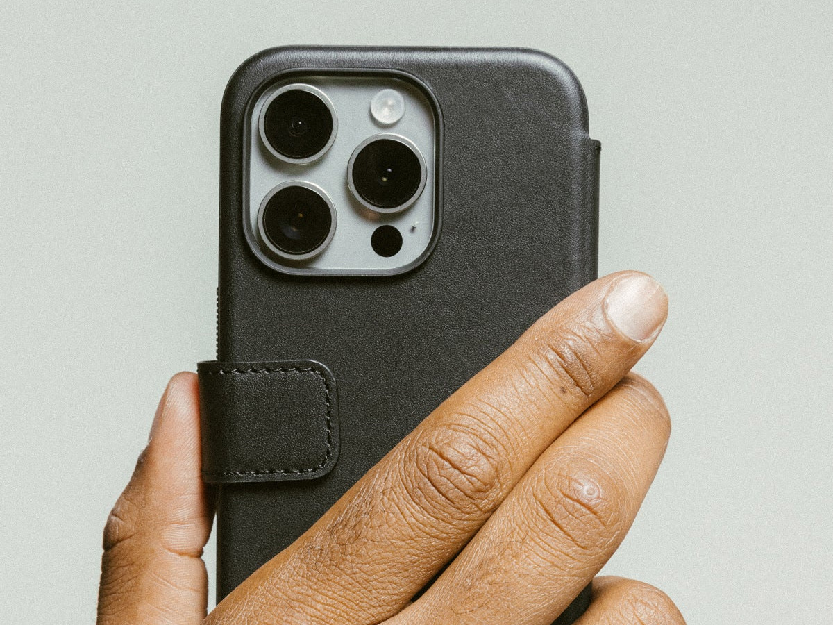 Nomad Modern Leather Folio Zwart - iPhone 16 Plus hoesje