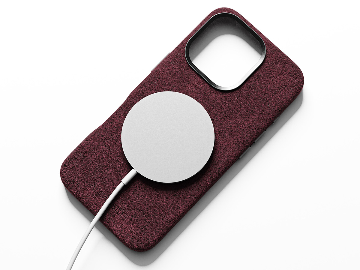 Alcanside Alcantara MagSafe Case Wine Red - iPhone 16 Pro hoesje