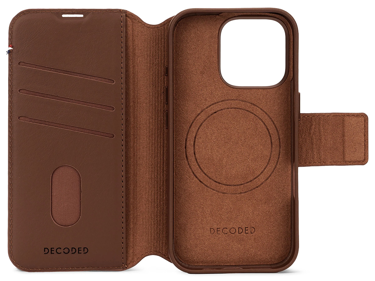 Decoded Leather Detachable Wallet Case Bruin - iPhone 16 Pro hoesje