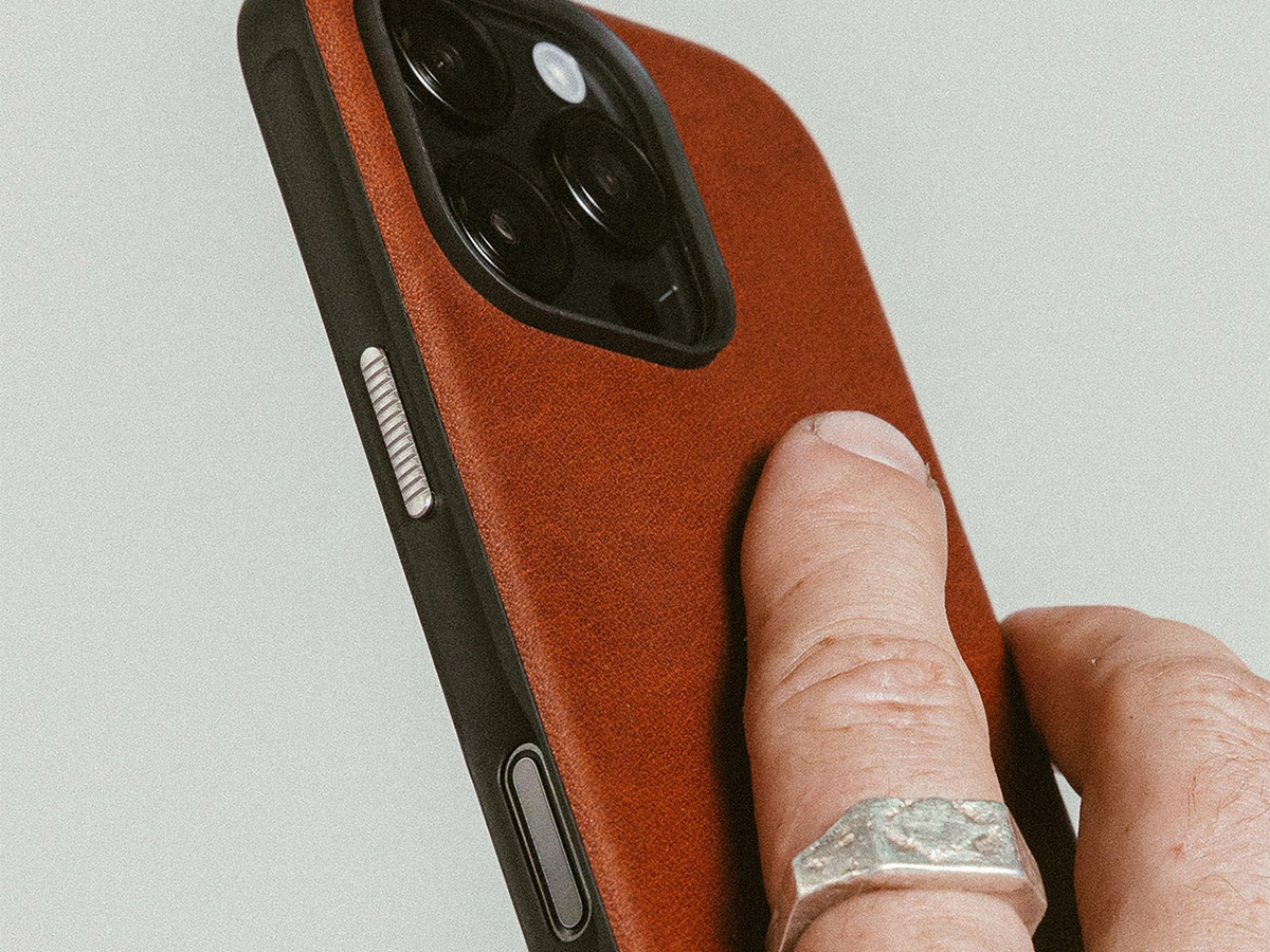 Nomad Modern Horween Leather Case Cognac - iPhone 16 Pro hoesje