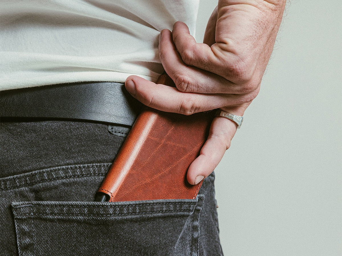 Nomad Modern Horween Leather Folio Cognac - iPhone 16 Pro hoesje