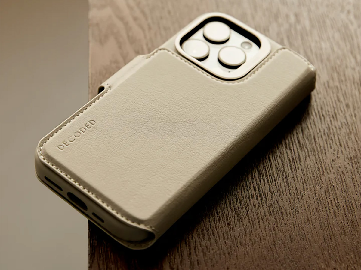 Decoded Leather Detachable Wallet Case Beige - iPhone 16 hoesje