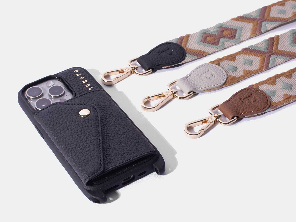 Pebbel Crossbody Case met Indie Koord - iPhone 15 Pro Max Hoesje Leer Zwart