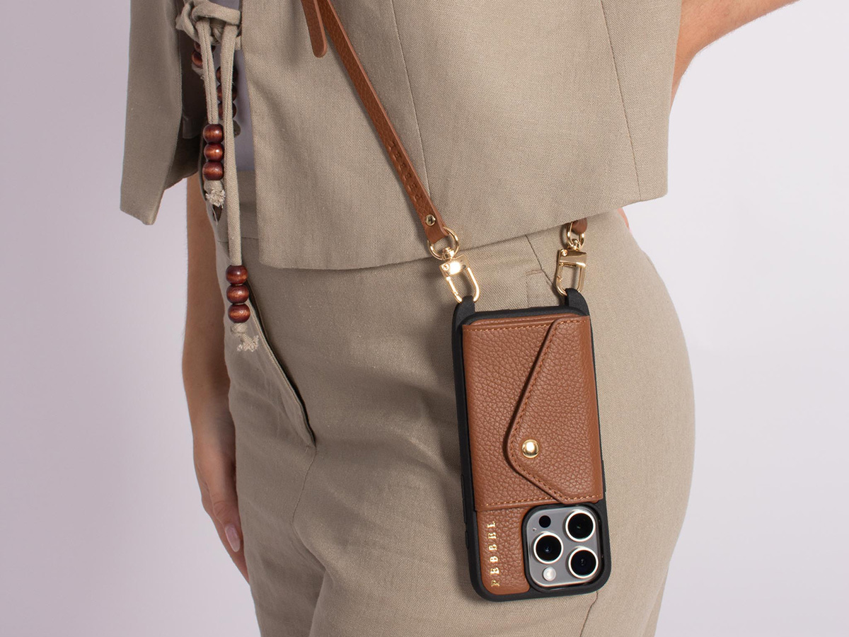 Pebbel Crossbody Case met Koord - iPhone 15 Hoesje Leer Cognac