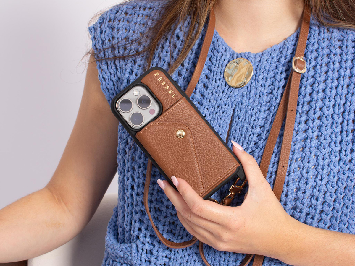 Pebbel Crossbody Case met Koord - iPhone 15 Pro Hoesje Leer Cognac