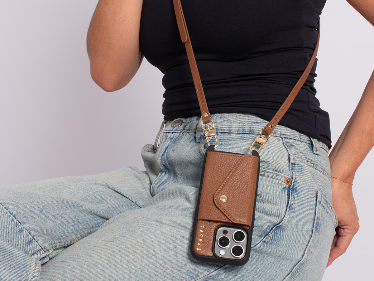 Pebbel Crossbody Case met Koord - iPhone 16 Pro Max Hoesje Leer Cognac