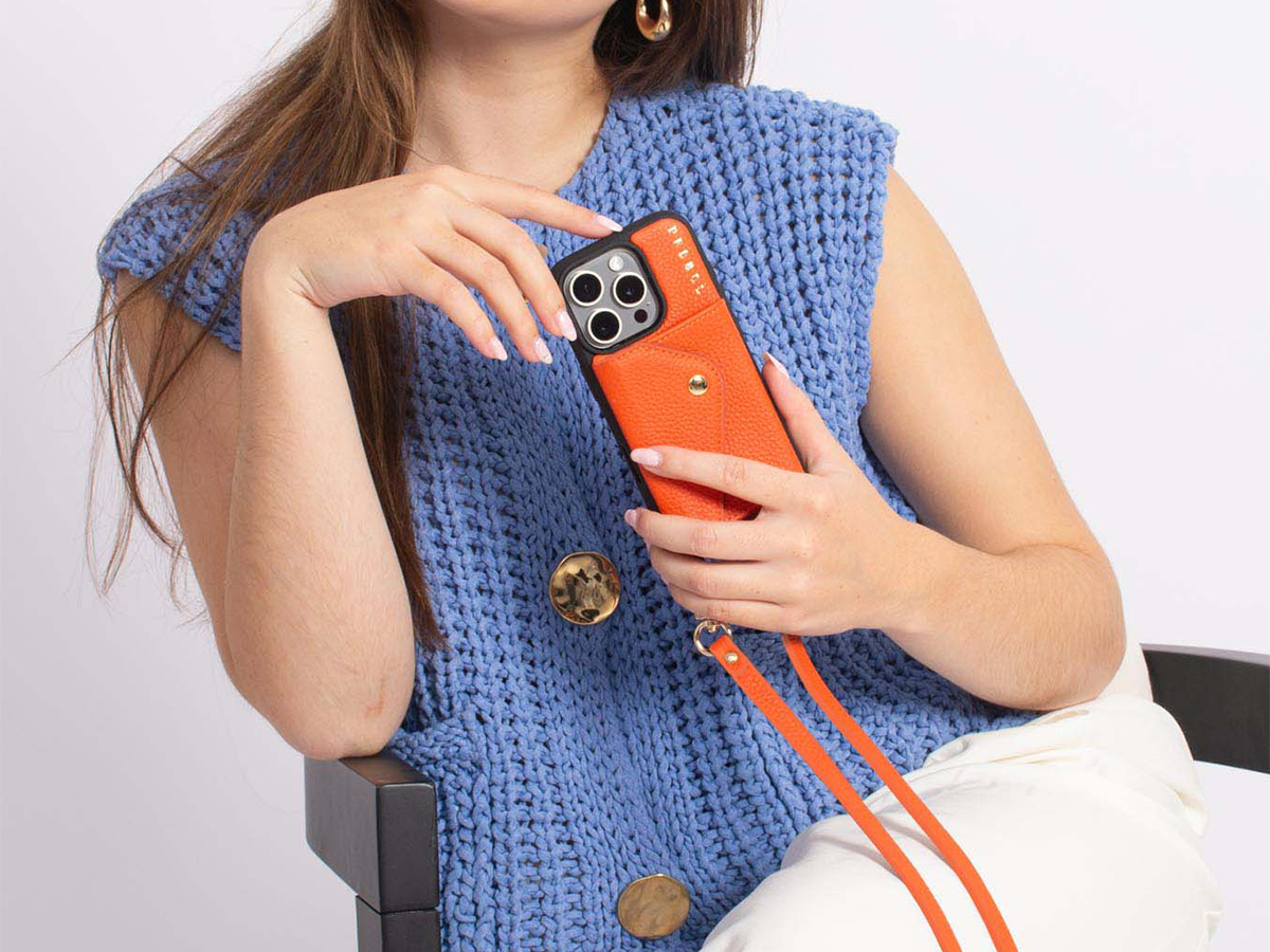 Pebbel Crossbody Case met Koord - iPhone 16 Pro Hoesje Leer Oranje