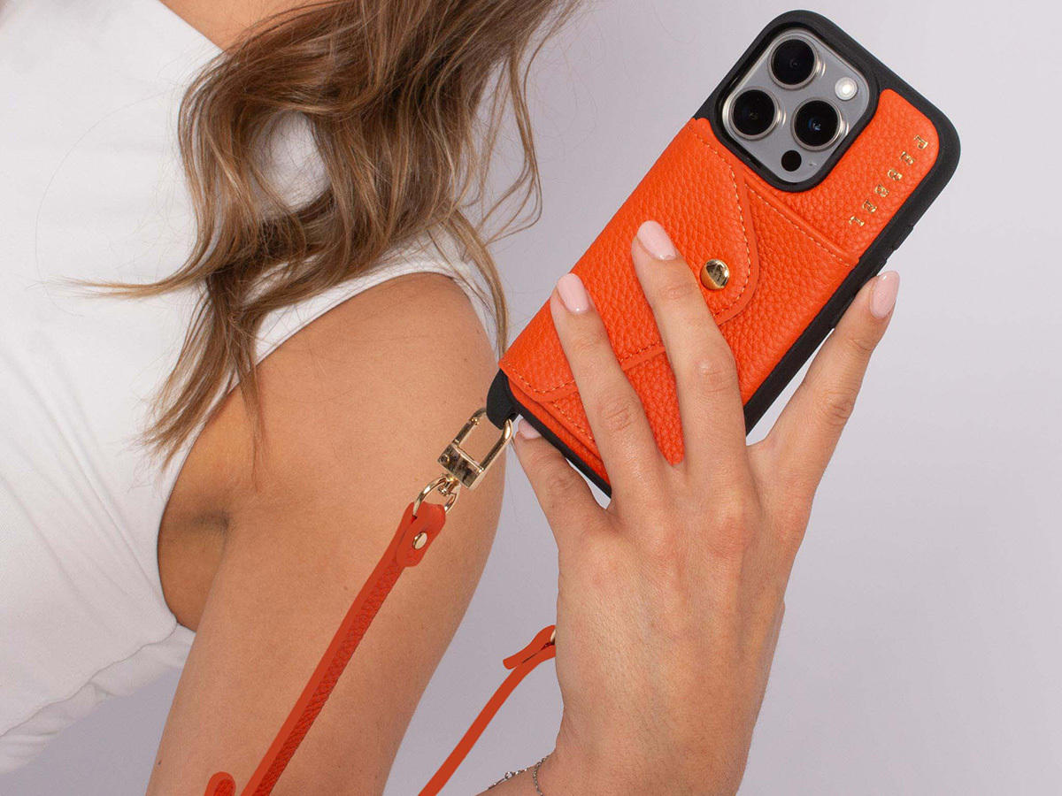 Pebbel Crossbody Case met Koord - iPhone 15 Pro Hoesje Leer Oranje