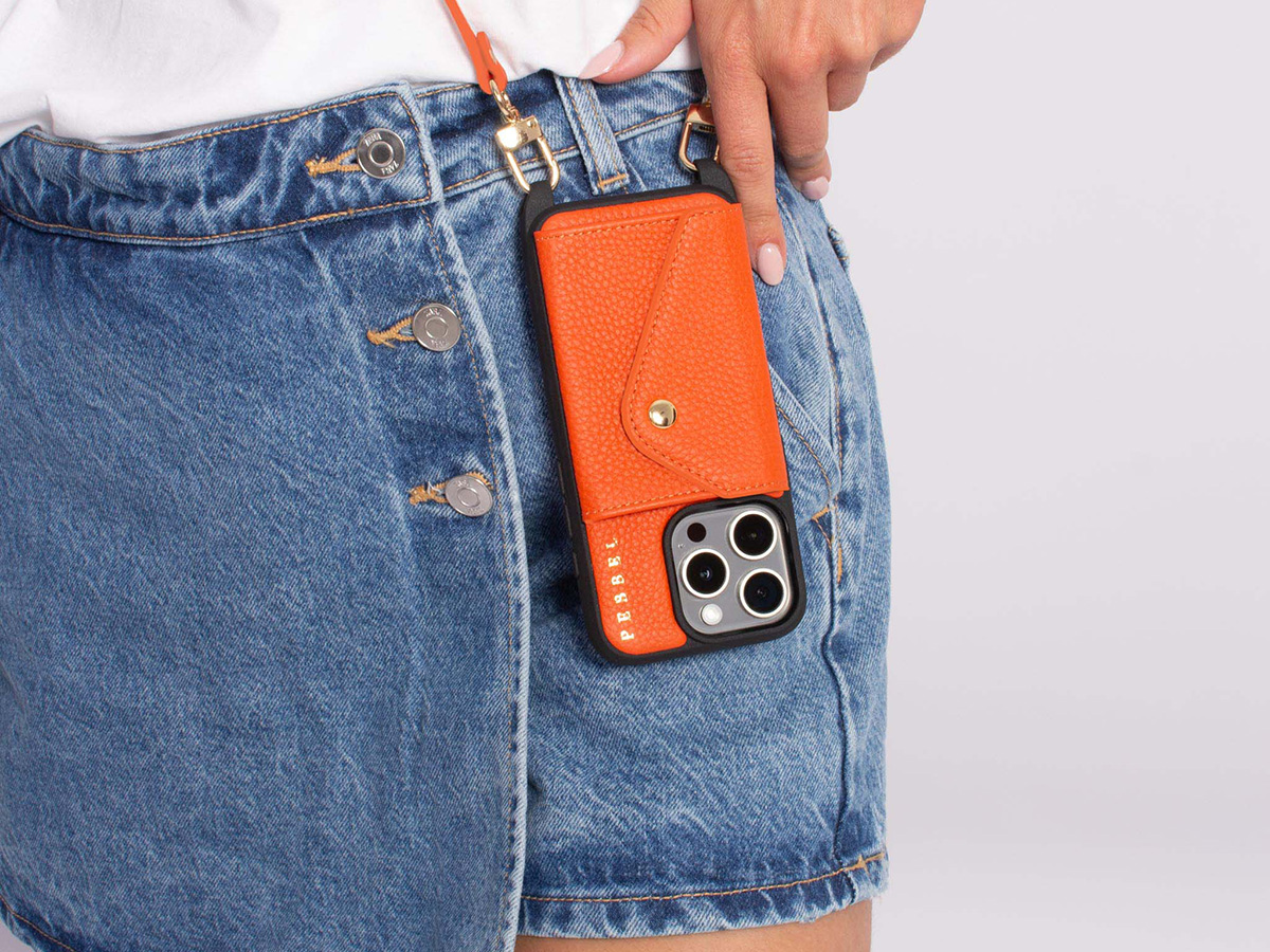 Pebbel Crossbody Case met Koord - iPhone 15 Pro Hoesje Leer Oranje