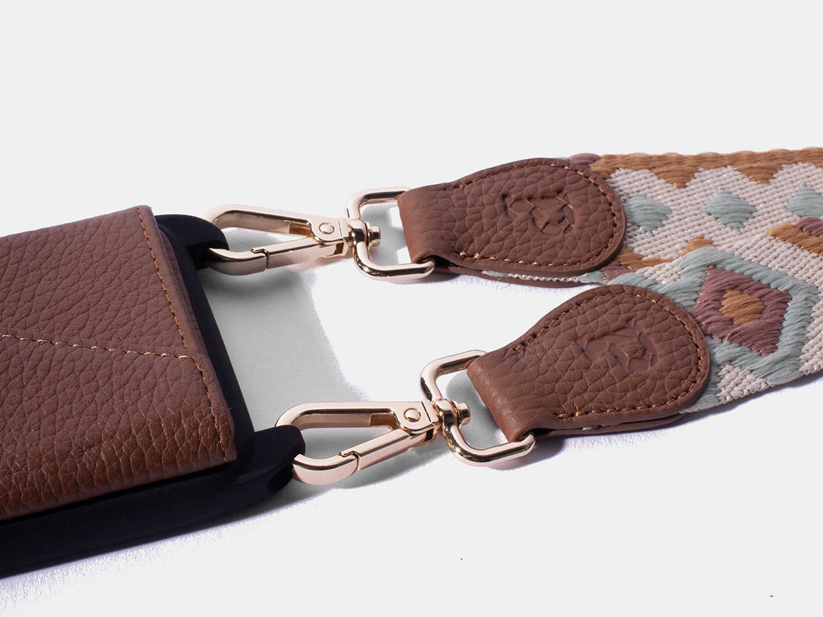 Pebbel Crossbody Case met Indie Koord - iPhone 15 Pro Max Hoesje Leer Cognac